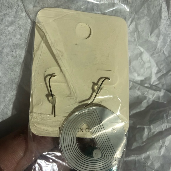 New turquoise and crystal beaded earrings - Picture 3 of 3